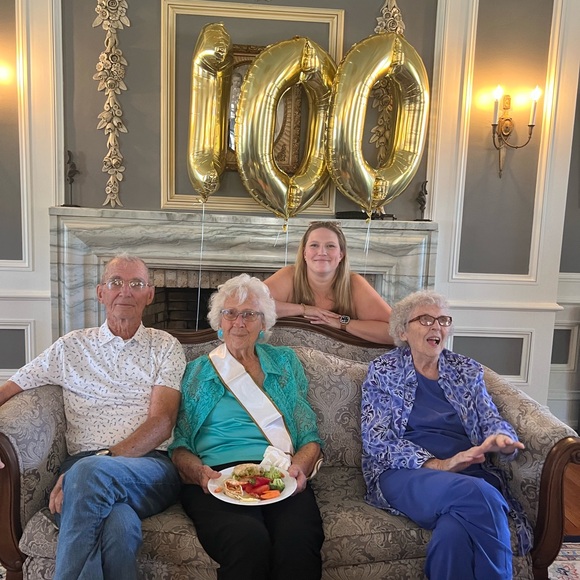 Meet your Posher, Simmie - Picture 5 of 7